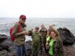Участники экскурсии собирают опал и халцедоны в бухте Каменная Сказка