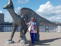 к.г.-м.н. О.П. Смышляева рядом со скульптурой Амурозавра Рябинина на берегу Амура