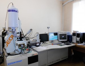 JEOL JXA-8100 electron microprobe with three wavelength dispersive spectrometers