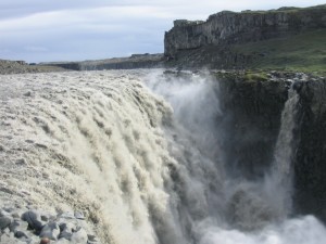 Водопад Деттифос на реке Йёкюльсау-ау-Фьёдлюм в северо-восточной Исландии. //  Фото Челнокова Г.А. 2004 г.  