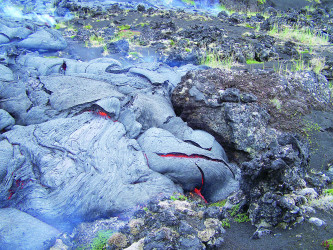 Излияния лавового потока на вулкане Плоский Толба- чик в 2012 году
