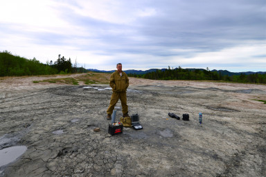Мониторинг Южно-Сахалинского грязевого вулкана. На фото: с.н.с., к.г.-м.н. И.В. Брагин