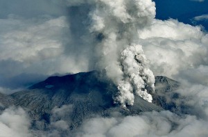 Извержение вулкана Онтакэ в Японии. Фото: Reuters